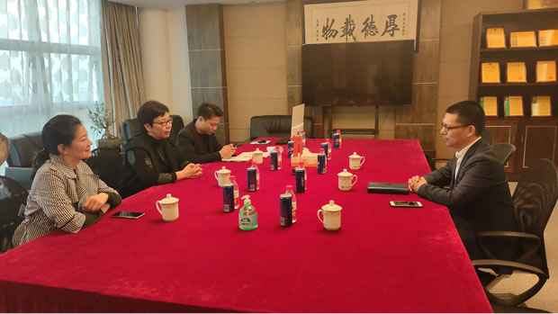 华亭镇党委书记何蓉走访调研上海沪工阀门厂（图1）