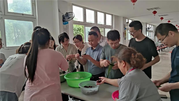 2021年上海沪工阀门厂端午节包粽子活动（图3）