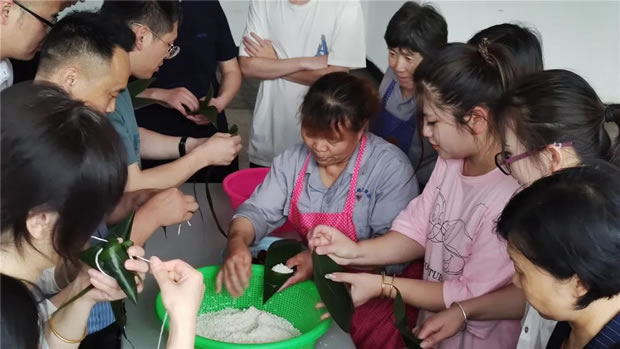 2021年上海沪工阀门厂端午节包粽子活动（图4）