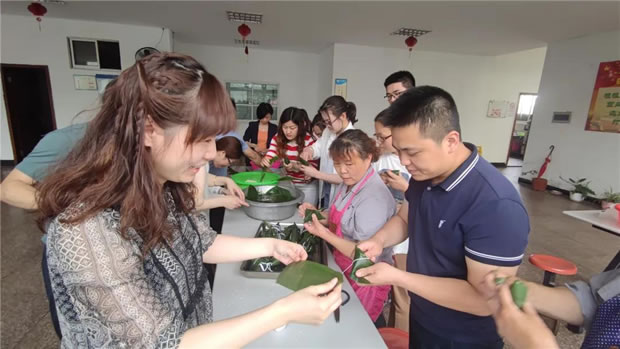 2021年上海沪工阀门厂端午节包粽子活动（图1）