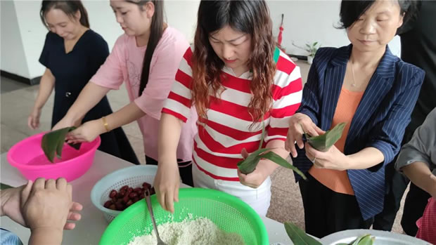 2021年上海沪工阀门厂端午节包粽子活动（图6）