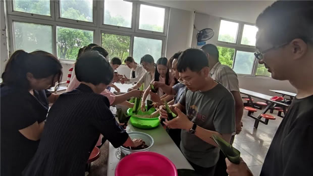 2021年上海沪工阀门厂端午节包粽子活动（图7）