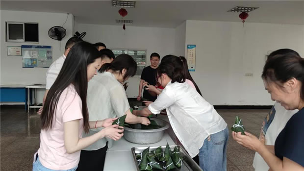 2021年上海沪工阀门厂端午节包粽子活动（图9）