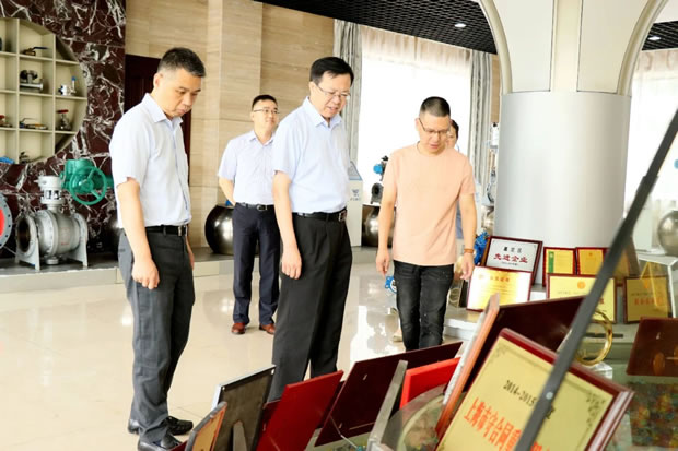 嘉定区政协主席沈华棣调研上海沪工阀门厂（图1）