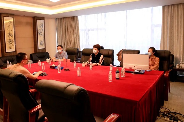 华亭镇党委书记何蓉一行走访调研3044永利集团