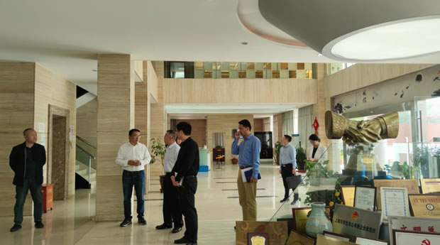 嘉定区经委领导实地调研上海沪工阀门厂（图1）